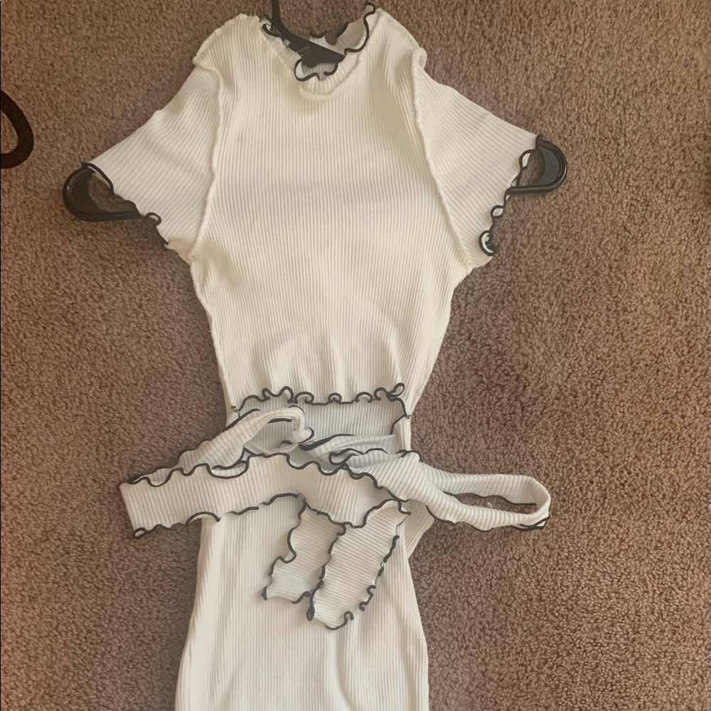 Elastic white dress with cut out